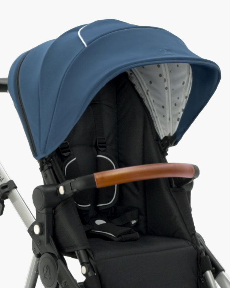Close-up of an empty modern mockingbird-prod Mockingbird stroller with a blue Extra Stroller Canopy 2.0 and a brown leather handle. #color_sea